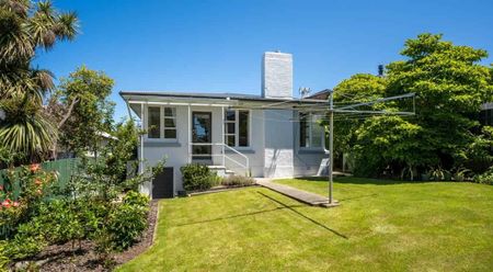 Tidy Three Bedroom House in Mornington with Family sized section - Photo 2