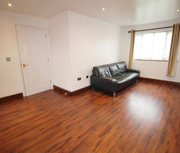 Armstrong Close, Borehamwood - Photo 1