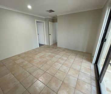 “Spacious family living with poolside paradise!” - Photo 1