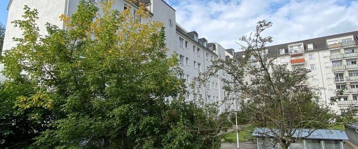 2-Raum-Wohnung mit Wanne, kleinem Eckbalkon am großem Wohnzimmer im Stadtzentrum! - Foto 1