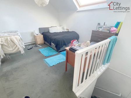 4 Bedroom Mid Terraced House - Photo 4