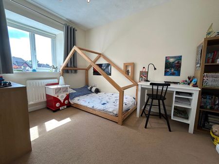 2 bedroom House in All Saints Rise, Bracknell - Photo 3