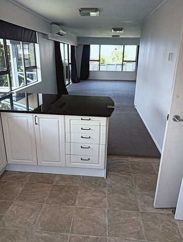 Spacious family home in Maungaraki - Photo 4