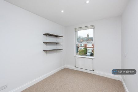 3 bedroom flat to rent - Photo 4