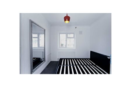 4 Bed Terraced House, Sandmere Road, SW4 - Photo 4