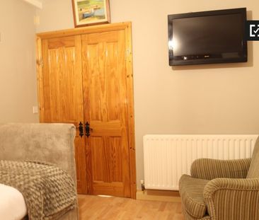 Room to rent in 4-bedroom house in Clondalkin, Dublin - Photo 5