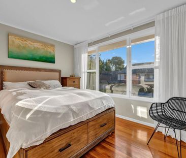 Immaculately presented Unit- Fully Furnished - Photo 3