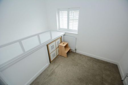 4 bedroom semi-detached house to rent - Photo 3