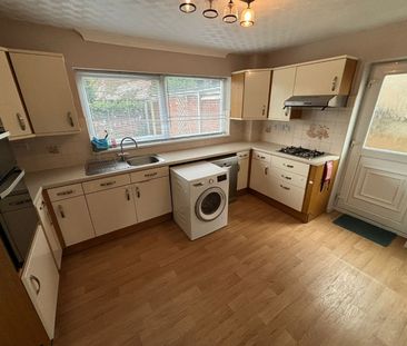 4 bedroom semi-detached house to rent - Photo 3