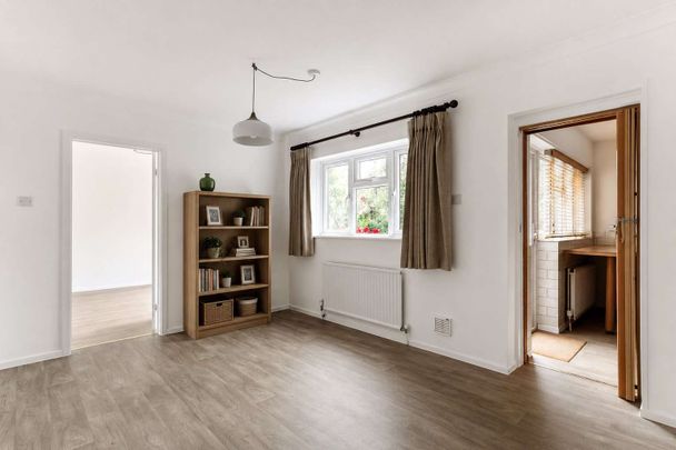 Modernised four bedroom detached family home in superb location approximately 0.4 miles to Harpenden town centre and station. - Photo 1