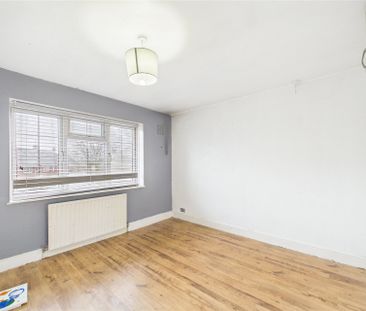 3 bedroom House in Meadow Way, Bracknell - Photo 2