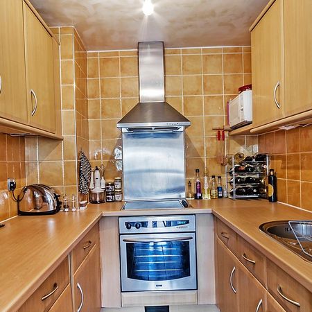 Smart one bedroom apartment in a fantastic location close to Angel & Regent's Canal. The flat has large rooms and excellent storage space. - Photo 3