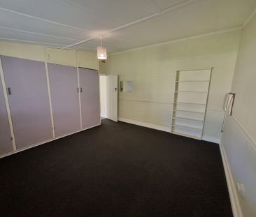Charming Renovated Three-Bed Home in Albury - Photo 6