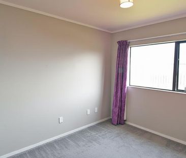 Charming 3-Bedroom Home in Brookfield - Photo 2