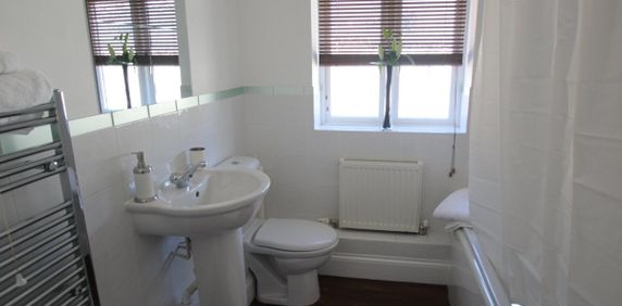 High Street, NORTHAMPTON - Photo 2