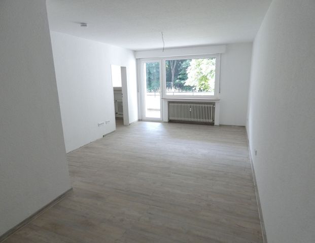 Sorgenfrei einziehen – Erdgeschoss-Wohnung mit Balkon – wird demnächst modernisiert - Foto 1