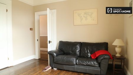 Bright room in 4-bedroom apartment in Terenure, Dublin - Photo 4