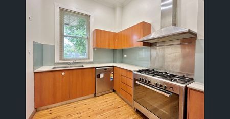 Charming family home in a highly sought-after location - Photo 3