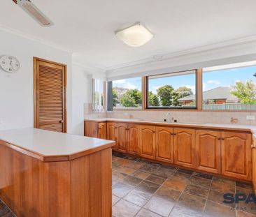 Spacious Family Home in a Prime Keilor Location - Photo 5