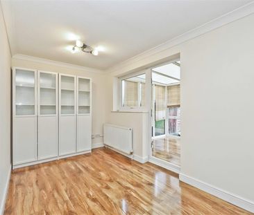 Aylsham Drive, Ickenham, UB10 - Photo 4