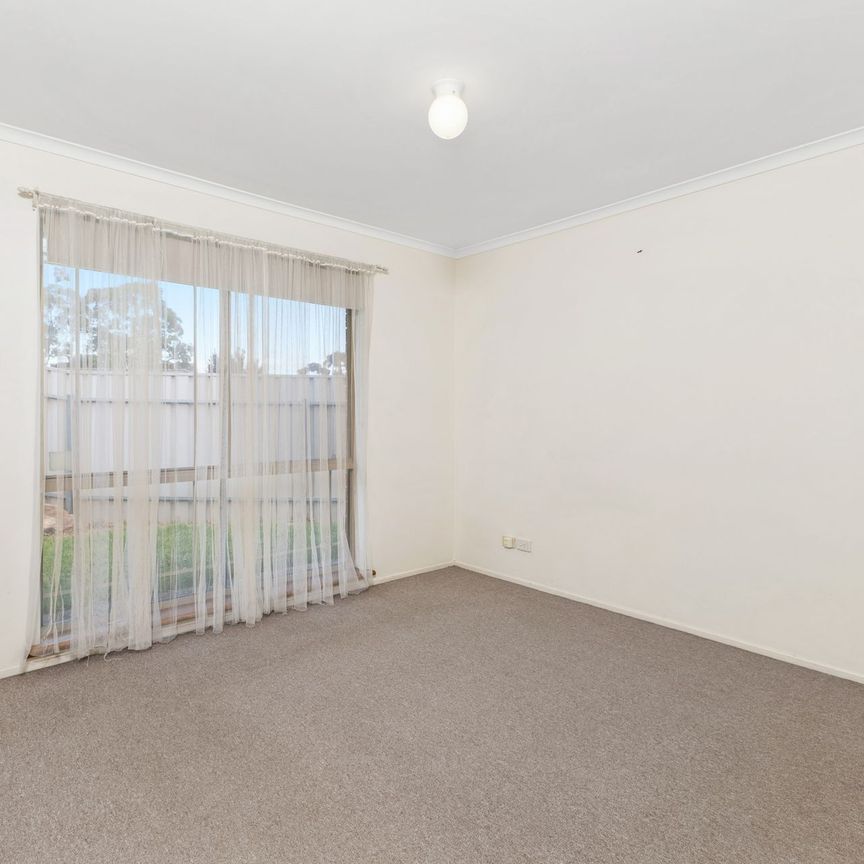 Spacious 4-Bedroom Family Home with Ducted Air Conditioning & Large Backyard - Photo 1