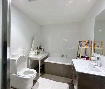 Luxury 2 Bedroom Apartment for Rent in the Centre of Parramatta - Photo 4