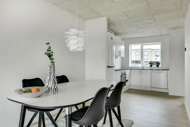 Indflytningsklart enderækkehus med udsigt over grønne arealer. - Photo 1