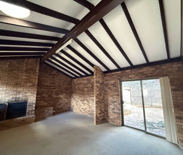 Massive family room with bar and large area - Photo 3