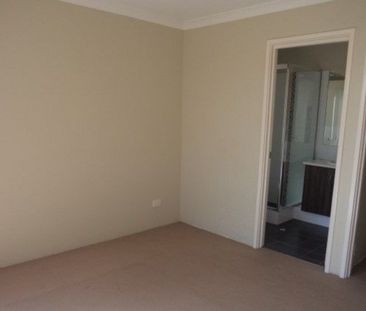Spacious 4-Bedroom Family Home – Conveniently Located! - Photo 3