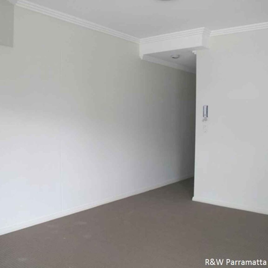 SPLIT-LEVEL 2 BEDROOM APARTMEN - Photo 1