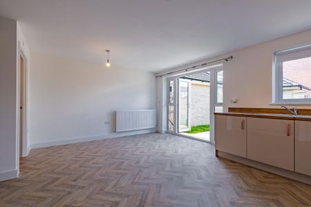 5 bedroom semi-detached house to rent - Photo 2