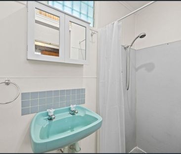 Retro Home with a 15 minute walk to the Beach! - Photo 5