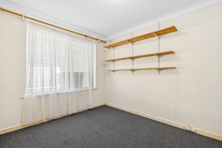 Family Home with Pool, Solar Power & Spacious Living - Photo 4