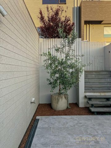 Stunning Tri-Level Townhouse - Photo 4