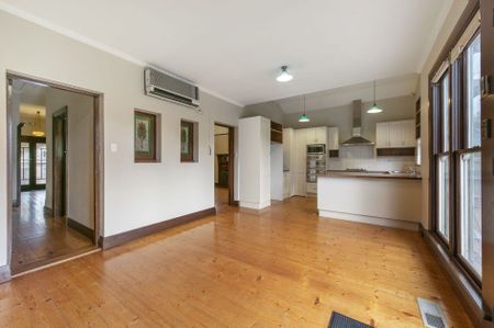 2 Narrawong Crescent, Caulfield South - Photo 4