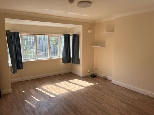 3 Bed Flat, Chesterfield Court, NW11 - Photo 1