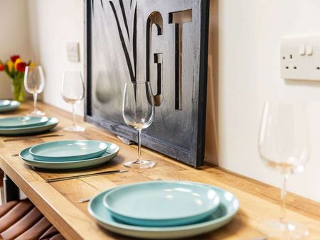 Newley refurbished property close to UHW Room 1 - Photo 5