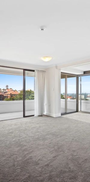 Spacious, Light-Filled Apartment with Sweeping Ocean Views - Photo 1