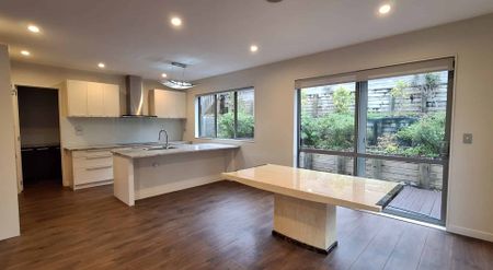 Spacious 6-Bedroom Brick & Tile Mansion – Prime Albany Location - Photo 3