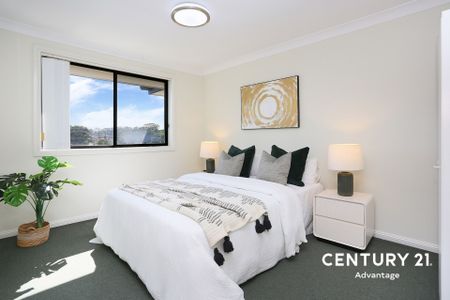 Townhouse with Fresh Interiors and Private Courtyard Living - Photo 5