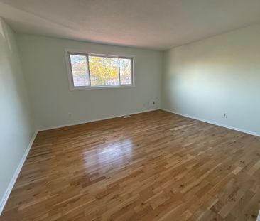 For Lease - 7913 Jeanne D'arc Boulevard, Orleans - Convent Glen and... - Photo 5