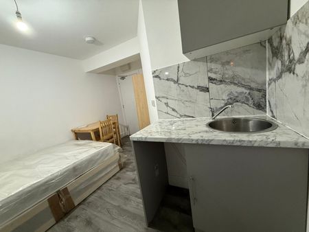 Bedsit close to ilford station-880 - Photo 3