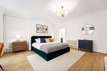 Impressive 2 bedroom apartment located on one of Marylebone's most attractive garden squares. - Photo 5