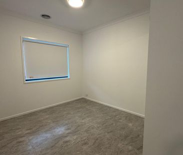 Spacious Family Living in Prime Tarneit Location - Photo 2