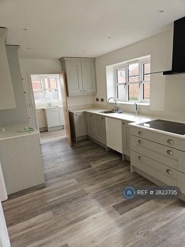 4 bedroom detached house to rent - Photo 3