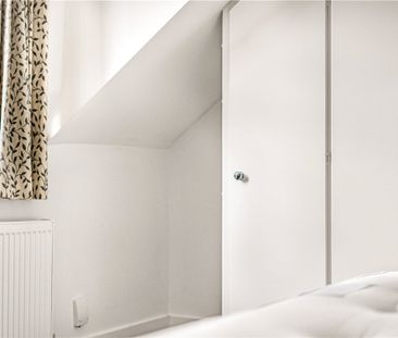 A newly decorated spacious split level apartment with bedroom and s... - Photo 4