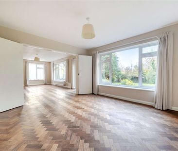 Five-bedroom family home in Netley Abbey. - Photo 3