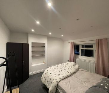 4 bedroom end of terrace house to rent - Photo 6