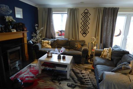 4 bedroom end of terrace house to rent - Photo 3