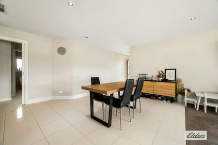 Style and low-maintenance living in excellent location! - Photo 2